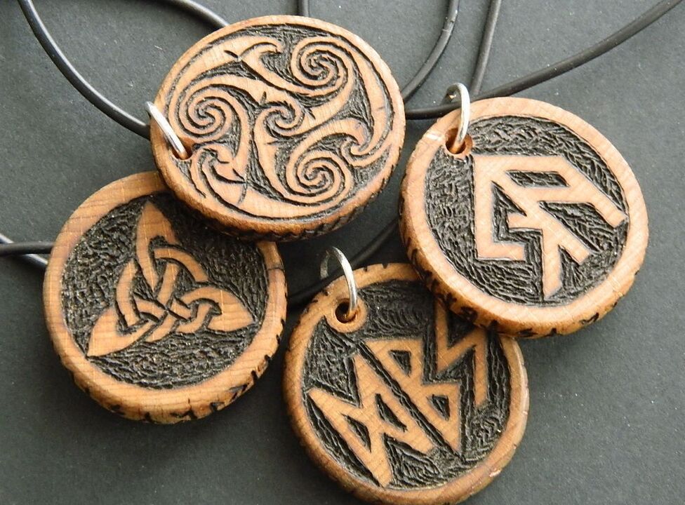 mặt dây chuyền với rune cho may mắn